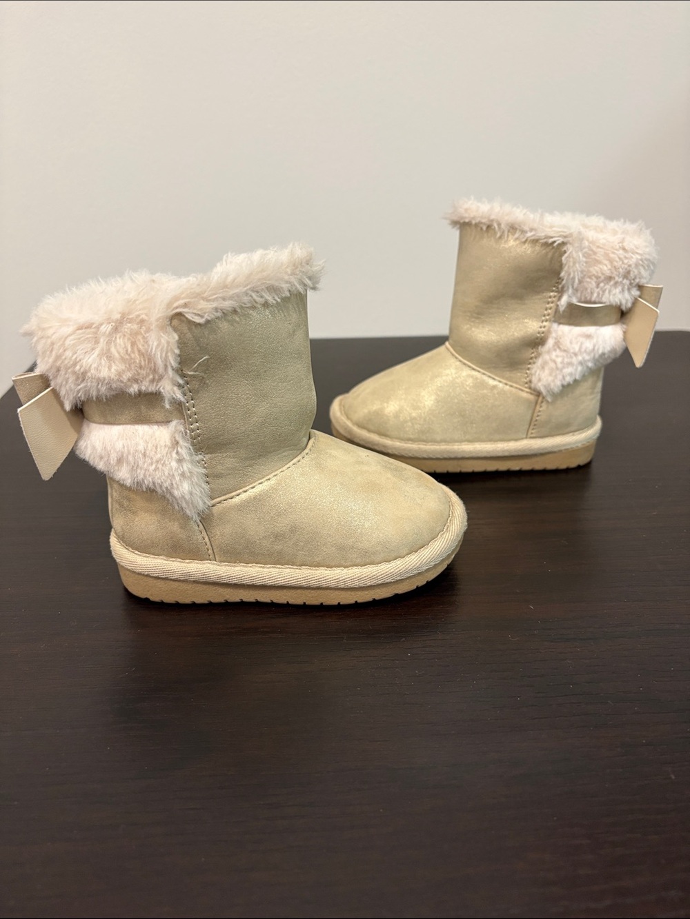 The Children’s Place Kids Plush-Lined Beige Winter Boots
Size 5 (Toddler)